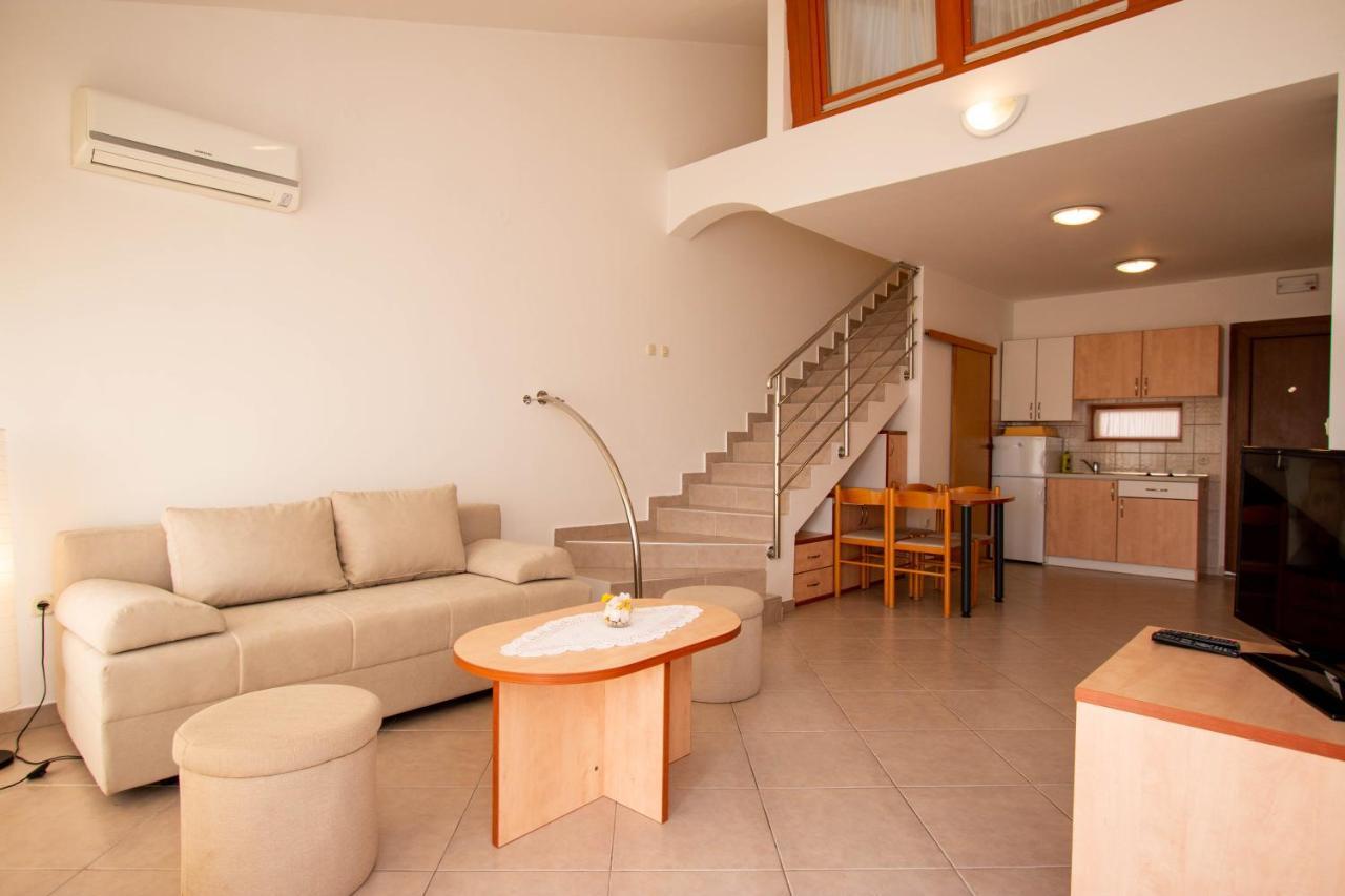 Apartments Matas Sukosan Bagian luar foto